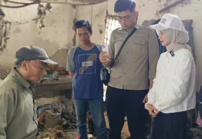 Kunjungi Rumah Kakek yang Nyaris Roboh, Cawalkot Vinanda: Luput dari Perhatian Pemkot Kediri Kunjungi Rumah Kakek yang Nyaris Roboh, Cawalkot Vinanda: Luput dari Perhatian Pemkot Kediri