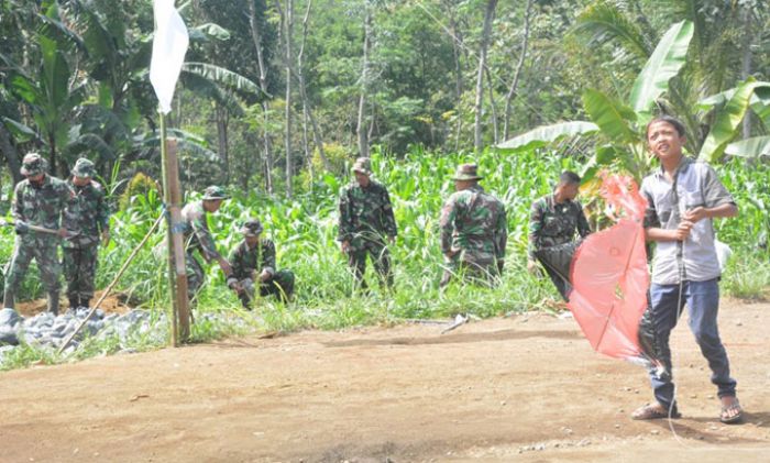 Anak-anak Desa Main Layangan Bisa Obati Rindu Satgas TMMD ke Keluarga Anak-anak Desa Main Layangan Bisa Obati Rindu Satgas TMMD ke Keluarga