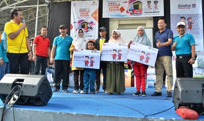 Sambari dan Qosim Bagi-bagi Hadiah untuk Nasabah Bank Gresik Sambari dan Qosim Bagi-bagi Hadiah untuk Nasabah Bank Gresik