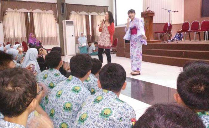 Punya Guru asal Jepang, Siswa SMAMDA Sidoarjo Semangat Belajar Bahasa dan Budaya Negeri Sakura