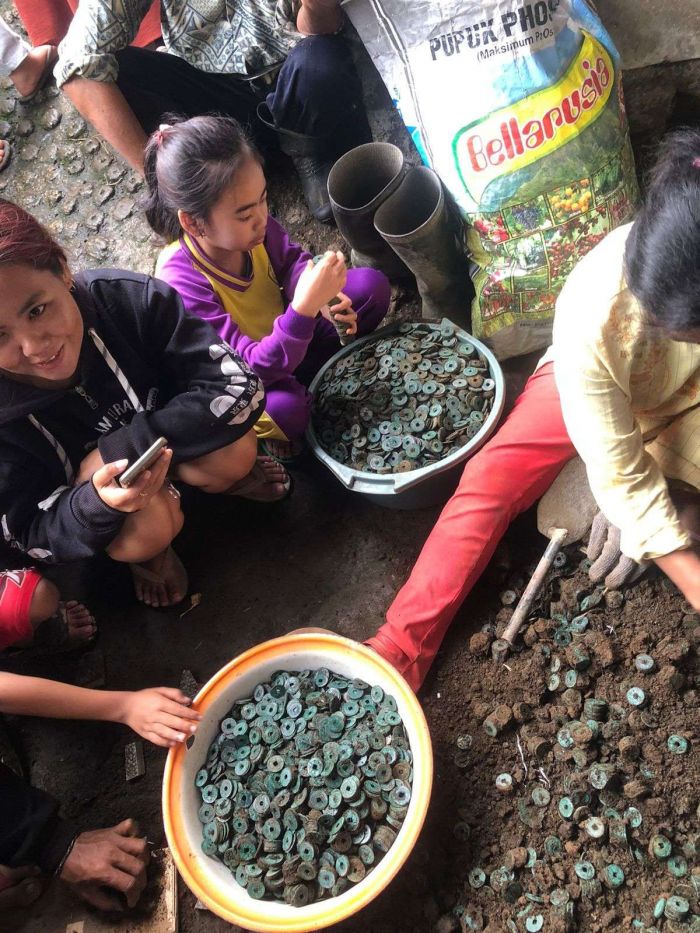 Petani di Lereng Bromo Temukan Ribuan Koin Kuno yang Diduga Peninggalan Dinasti Qing Petani di Lereng Bromo Temukan Ribuan Koin Kuno yang Diduga Peninggalan Dinasti Qing