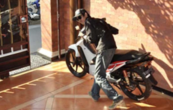 Kangen Keluarga, Pegawai Toko Bunga Curi Motor Majikan untuk Pulang Kampung Kangen Keluarga, Pegawai Toko Bunga Curi Motor Majikan untuk Pulang Kampung