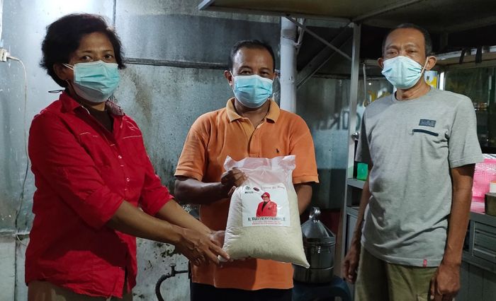 Anggota DPRD Jatim Bagikan Sembako Kepada Warga Terdampak Pandemi di Kediri