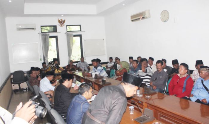 Tak Lulus Ujian, Puluhan Bacakades Demo ke DPRD Pasuruan Tak Lulus Ujian, Puluhan Bacakades Demo ke DPRD Pasuruan