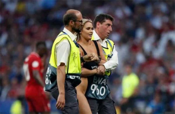 Foto Sensual ​Suporter Bugil di Liga Champions Diklaim Senilai Rp 72 Miliar