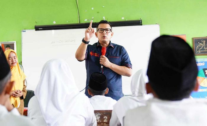 Gawangi Mental Anak dari Pengaruh Negatif, Pj Wali Kota Mojokerto Ngajar ke Sekolah Langsung