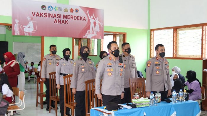 Dukung Program Pemerintah, Kapolres Batu Tinjau Vaksinasi Merdeka Anak di SDN Giripurno 02