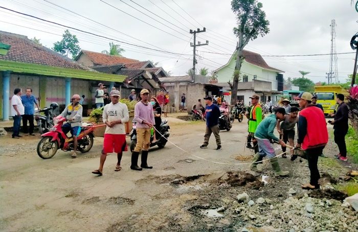 Jawab Aspirasi Masyarakat, PT Bumi Suksesindo dan Pemkab Banyuwangi Mulai Perbaiki Jalan Jawab Aspirasi Masyarakat, PT Bumi Suksesindo dan Pemkab Banyuwangi Mulai Perbaiki Jalan