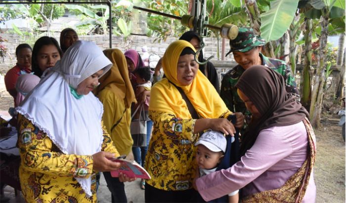 Satgas TMMD 106 Ikut Bantu Proses Penimbangan Balita di Posyandu Satgas TMMD 106 Ikut Bantu Proses Penimbangan Balita di Posyandu