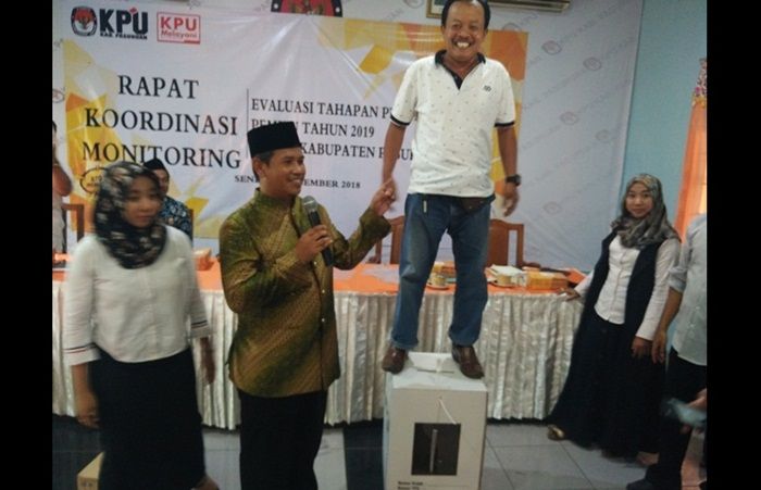 KPU Kabupaten Pasuruan Tes Kekuatan Kotak Suara