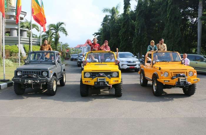 Pensiun, Bupati dan Wabup Gresik Lepas Mantan Kepala BPPKAD