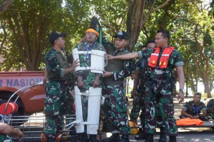 Latihan SAR Koarmada II Praktik Medevac