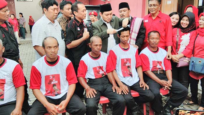 Perolehan Suara Lampaui Target, Kader PDIP di Nganjuk Cukur Gundul Perolehan Suara Lampaui Target, Kader PDIP di Nganjuk Cukur Gundul