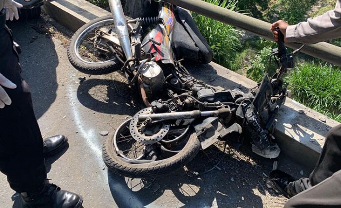 Mobil Pelat Merah Milik Pemkab Blitar Tabrak Pengendara Motor Hingga Tewas Mobil Pelat Merah Milik Pemkab Blitar Tabrak Pengendara Motor Hingga Tewas