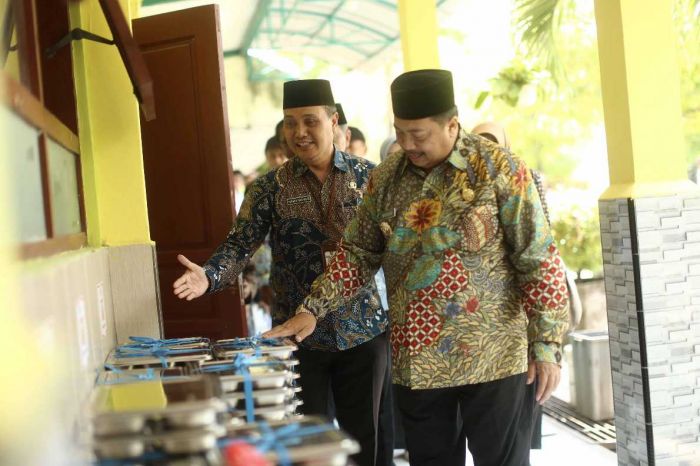 Bupati Jombang Tinjau Pelaksanaan MBG di SMPN 1 Sumobito
