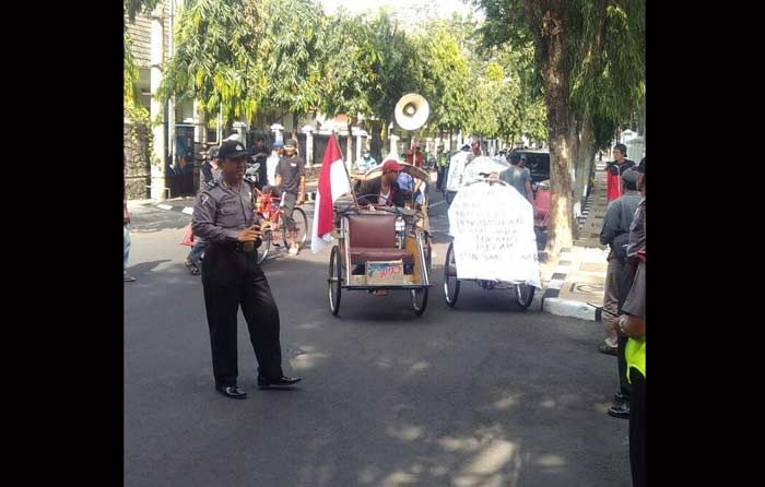 Tuntut Pembubaran Go-Jek, Ratusan Tukang Becak di Kediri Datangi Balai Kota Tuntut Pembubaran Go-Jek, Ratusan Tukang Becak di Kediri Datangi Balai Kota