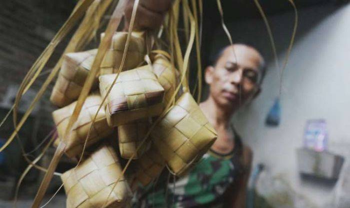 Lebaran Ketupat, Pembuat Ketupat Banjir Pesanan Lebaran Ketupat, Pembuat Ketupat Banjir Pesanan