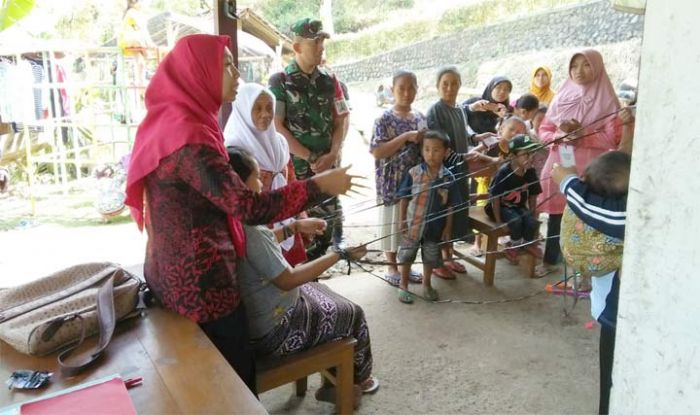 Satgas TMMD Bantu Pengecekan Kesehatan, Hingga Tes Tensi Darah Satgas TMMD Bantu Pengecekan Kesehatan, Hingga Tes Tensi Darah