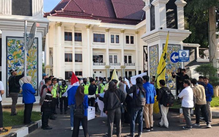 Demo Kantor DPRD dan Pemkab Tuban, Mahasiswa Desak Dirikan Rumah Singgah Demo Kantor DPRD dan Pemkab Tuban, Mahasiswa Desak Dirikan Rumah Singgah