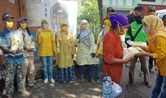 Jelang Ramadhan, Kartini Golkar Bagikan Ratusan Sembako dan Ribuan Masker