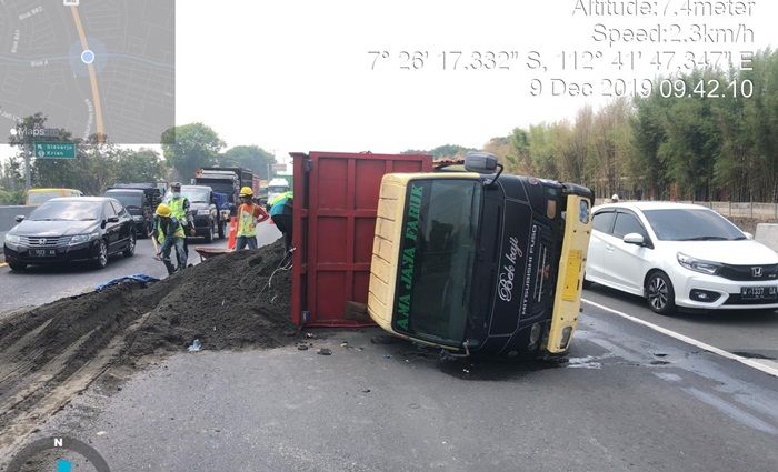 As Roda Patah, Truk Muat Pasir Terguling di Tol Sidoarjo As Roda Patah, Truk Muat Pasir Terguling di Tol Sidoarjo