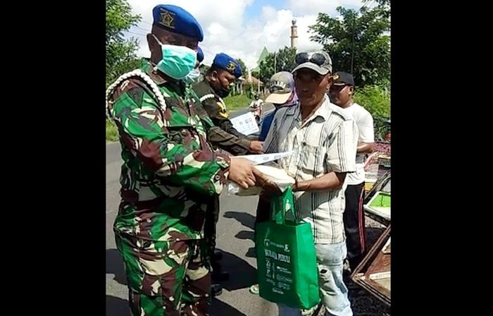 Peduli Warga Terdampak Corona, Subdenpom V/ 3-4 Pamekasan Bagikan Sembako Peduli Warga Terdampak Corona, Subdenpom V/ 3-4 Pamekasan Bagikan Sembako