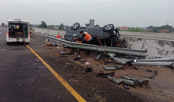 Kecelakaan Tunggal di Tol Jomo, 5 Penumpang Luka Kecelakaan Tunggal di Tol Jomo, 5 Penumpang Luka