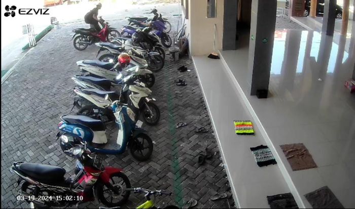 Pura-Pura Numpang Sholat, Maling Gasak Motor Jemaah Masjid di Bangkalan Pura-Pura Numpang Sholat, Maling Gasak Motor Jemaah Masjid di Bangkalan