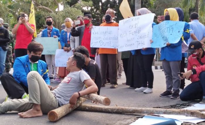 Mahasiswa Blitar Unjuk Rasa di depan Kantor Perhutani Blitar, Sikapi Masalah Alih Fungsi Lahan Mahasiswa Blitar Unjuk Rasa di depan Kantor Perhutani Blitar, Sikapi Masalah Alih Fungsi Lahan