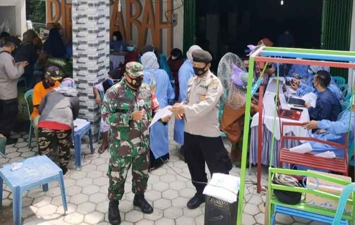 Sukseskan Serbuan Vaksinasi, Babinsa Koramil Paron Bantu Vaksinasi di Desa Tempuran Sukseskan Serbuan Vaksinasi, Babinsa Koramil Paron Bantu Vaksinasi di Desa Tempuran