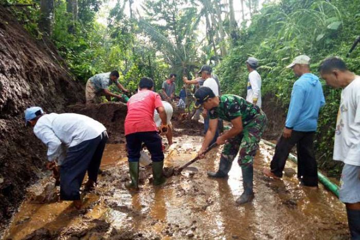 Anggota Koramil Doko Blitar Bersihkan Longsoran Tanah Bersama Warga