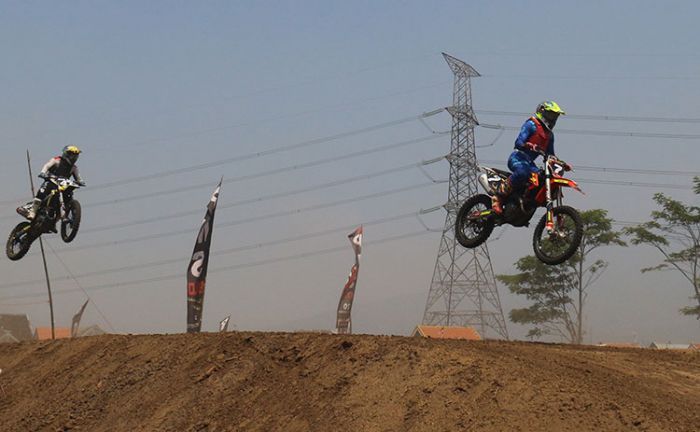 Ratusan Crosser Unjuk Kebolehan di Sirkuit Rizqy Motor Boss Mild Pasuruan Ratusan Crosser Unjuk Kebolehan di Sirkuit Rizqy Motor Boss Mild Pasuruan