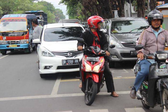 Lalu Lintas Semrawut di Depan SDN Pucang Sidoarjo Lalu Lintas Semrawut di Depan SDN Pucang Sidoarjo