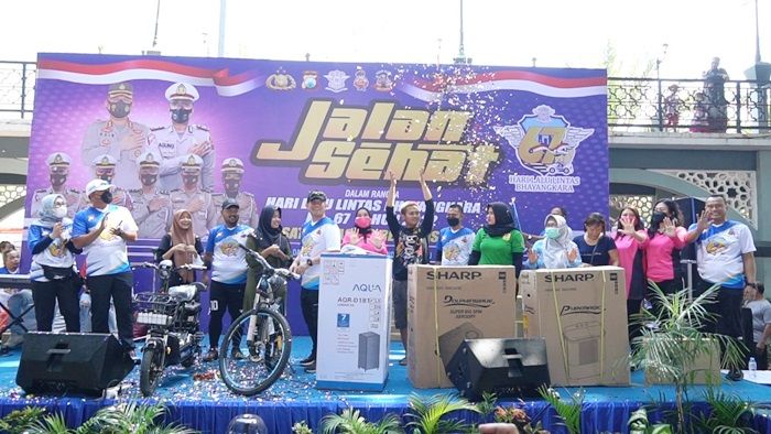Peringati HUT Lalu Lintas ke-67, Polres Gresik Gelar Jalan Sehat dan Berikan Penghargaan ke 5 Warga Peringati HUT Lalu Lintas ke-67, Polres Gresik Gelar Jalan Sehat dan Berikan Penghargaan ke 5 Warga