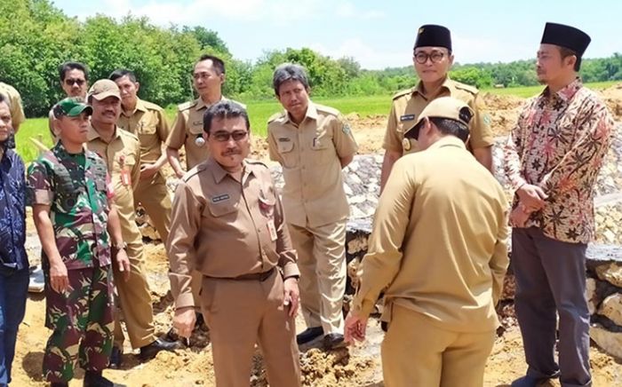 Bupati Pamekasan Bersama Dandim 0826 Kunjungi Lokasi TMMD ke-107 di Desa Rek Kerrek Palengaan