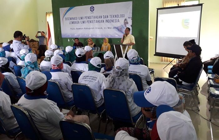 Gandeng LIPI, Eni Ajarkan Warga Bawean Buat Krupuk Ikan Gandeng LIPI, Eni Ajarkan Warga Bawean Buat Krupuk Ikan