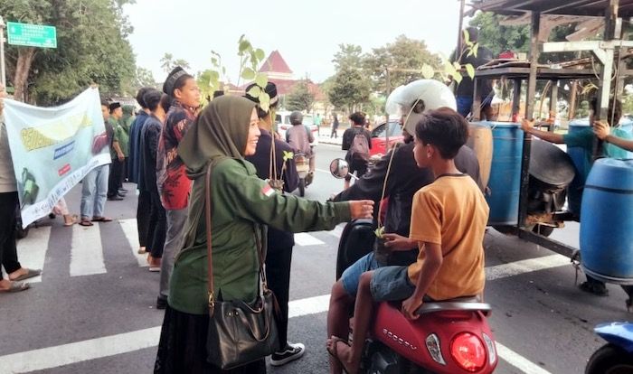 Eco Ramadhan 2025 Digelar di Tuban, Bagikan Bibit Pohon dan Takjil Kemasan Ramah Lingkungan Eco Ramadhan 2025 Digelar di Tuban, Bagikan Bibit Pohon dan Takjil Kemasan Ramah Lingkungan