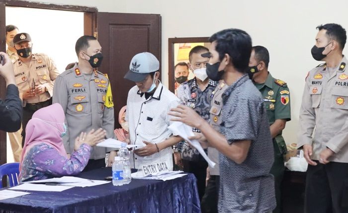 Kunker ke Polsek Tajinan, Kapolres Malang Tinjau Gerai Vaksinasi Presisi Dosis Booster Kunker ke Polsek Tajinan, Kapolres Malang Tinjau Gerai Vaksinasi Presisi Dosis Booster