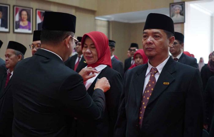 97 PNS Kota Batu Terima Tanda Kehormatan Satyalancana Karya Satya 97 PNS Kota Batu Terima Tanda Kehormatan Satyalancana Karya Satya