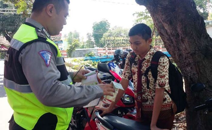 Polres Mojokerto Kota Razia ke Sekolah, 56 Siswa Ditilang karena Tak Punya SIM Polres Mojokerto Kota Razia ke Sekolah, 56 Siswa Ditilang karena Tak Punya SIM