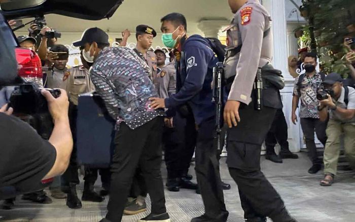 Usai Geledah Rumah Hasto di Bekasi, Penyidik KPK Bawa 1 Koper Usai Geledah Rumah Hasto di Bekasi, Penyidik KPK Bawa 1 Koper
