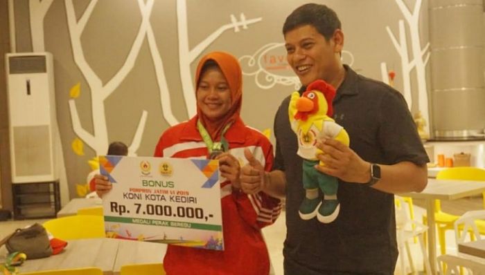 Wali Kota Kediri Terjun Langsung Beri Semangat Atlet Porprov Wali Kota Kediri Terjun Langsung Beri Semangat Atlet Porprov