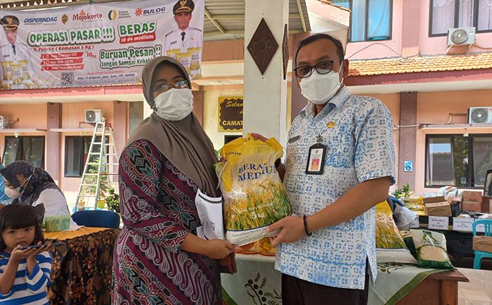 Pascakenaikan Harga BBM, Disperindag Kabupaten Mojokerto Giatkan Operasi Pasar Murah Pascakenaikan Harga BBM, Disperindag Kabupaten Mojokerto Giatkan Operasi Pasar Murah