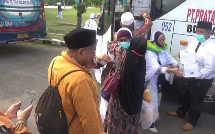 Keluarga Sambut Haru Kedatangan Jemaah Haji di Tuban, Lima Orang Meninggal Dunia