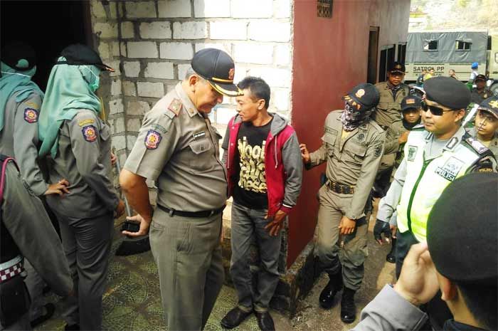 Satpol PP Tuban Tertibkan Rumah Karaoke Ilegal di Rengel dan Parengan Satpol PP Tuban Tertibkan Rumah Karaoke Ilegal di Rengel dan Parengan