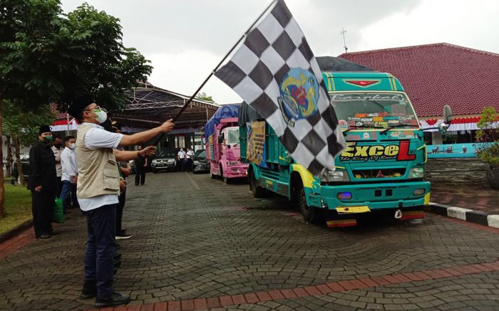 Ringankan Beban Masyarakat Terdampak Covid-19, Pemkab Bangkalan Bagikan 4.356 Paket Sembako Ringankan Beban Masyarakat Terdampak Covid-19, Pemkab Bangkalan Bagikan 4.356 Paket Sembako