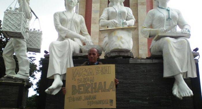 Seorang Pria Nekat Demo Seorang Diri Tolak Penurunan Monumen Jayandaru Sidoarjo