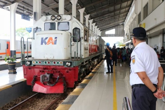 Bisakah Beli Tiket Kereta Api Tanpa KTP? Ini Penjelasannya Bisakah Beli Tiket Kereta Api Tanpa KTP? Ini Penjelasannya
