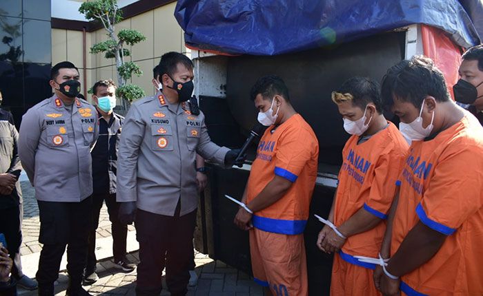 Polisi di Sidoarjo Ungkap Penyalahgunaan BBM Bersubsidi Polisi di Sidoarjo Ungkap Penyalahgunaan BBM Bersubsidi
