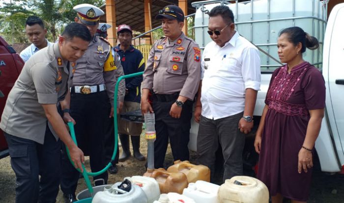 Polisi Dropping Air Bersih ke Desa Terdampak Kekeringan di Blitar Selatan Polisi Dropping Air Bersih ke Desa Terdampak Kekeringan di Blitar Selatan